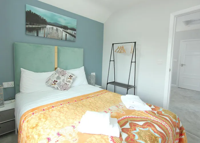Deluxe 3 Bedroom 2 Bath House &Parking By Cozynest