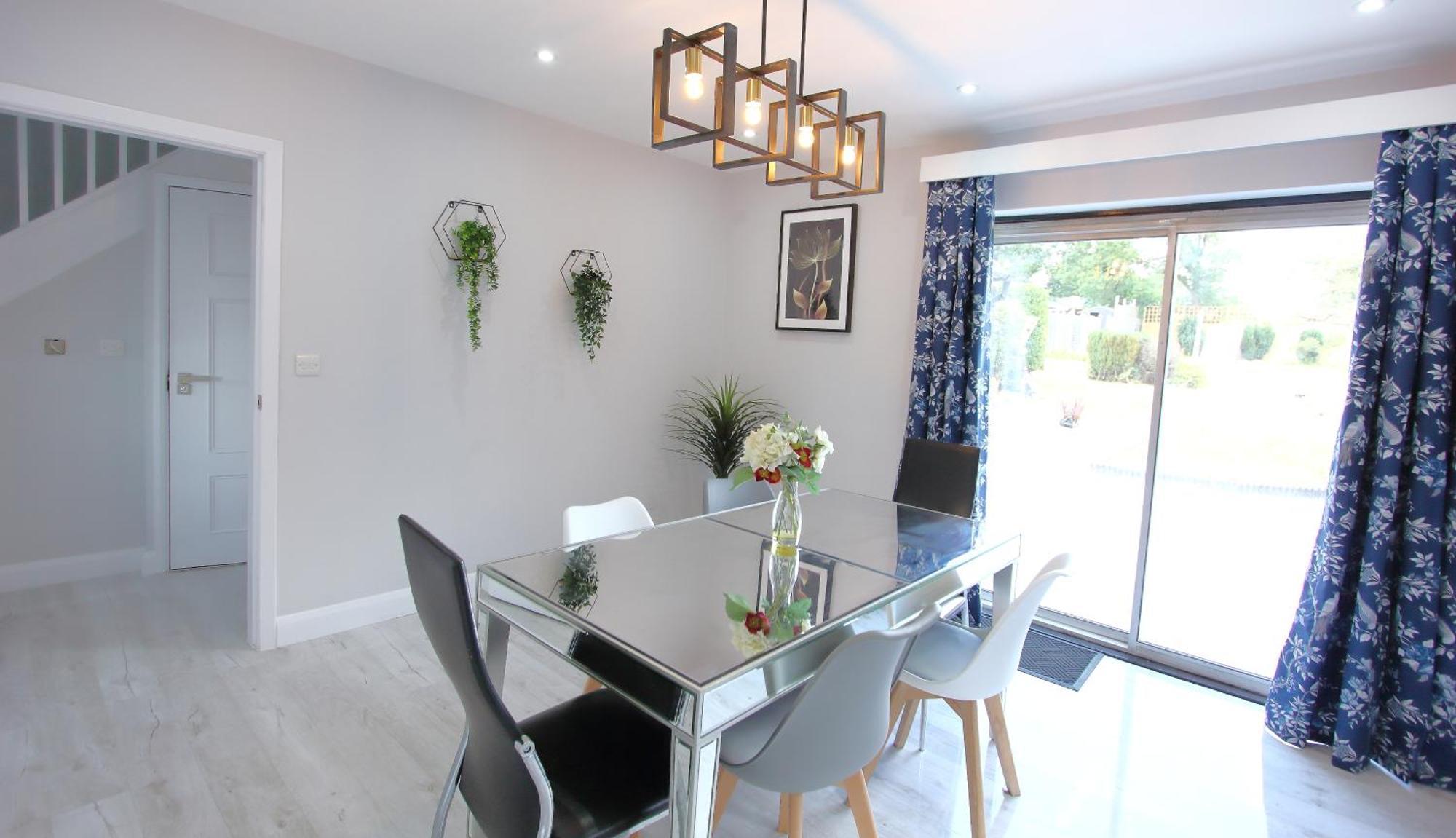 Holiday home Deluxe 3 Bedroom 2 Bath House &parking By Cozynest Reading