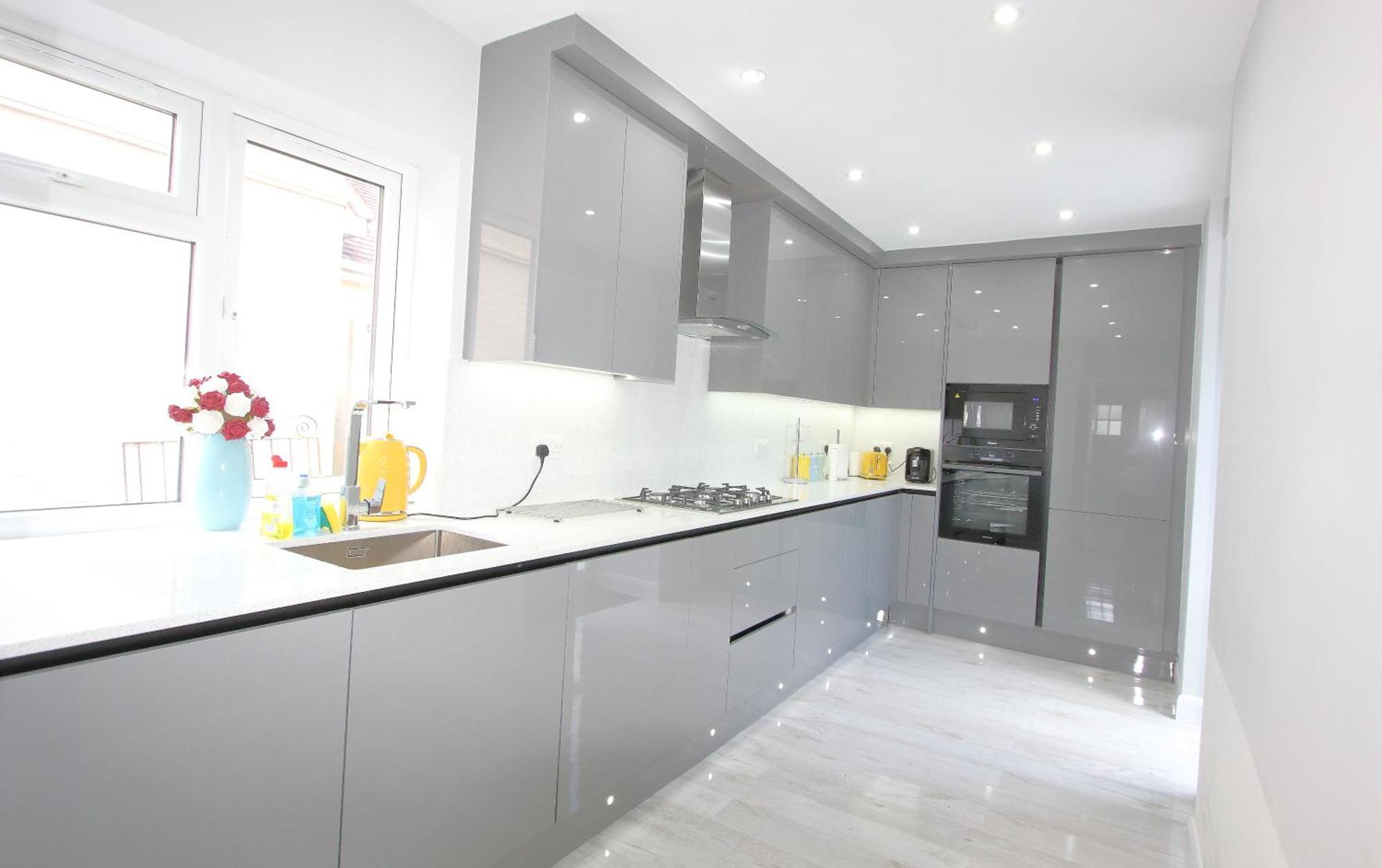 Holiday home Deluxe 3 Bedroom 2 Bath House &parking By Cozynest Reading
