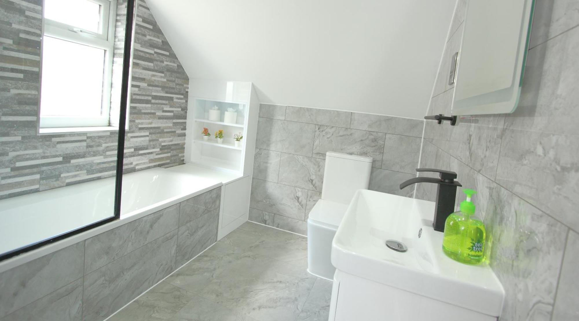 Deluxe 3 Bedroom 2 Bath House &parking By Cozynest Holiday home Reading