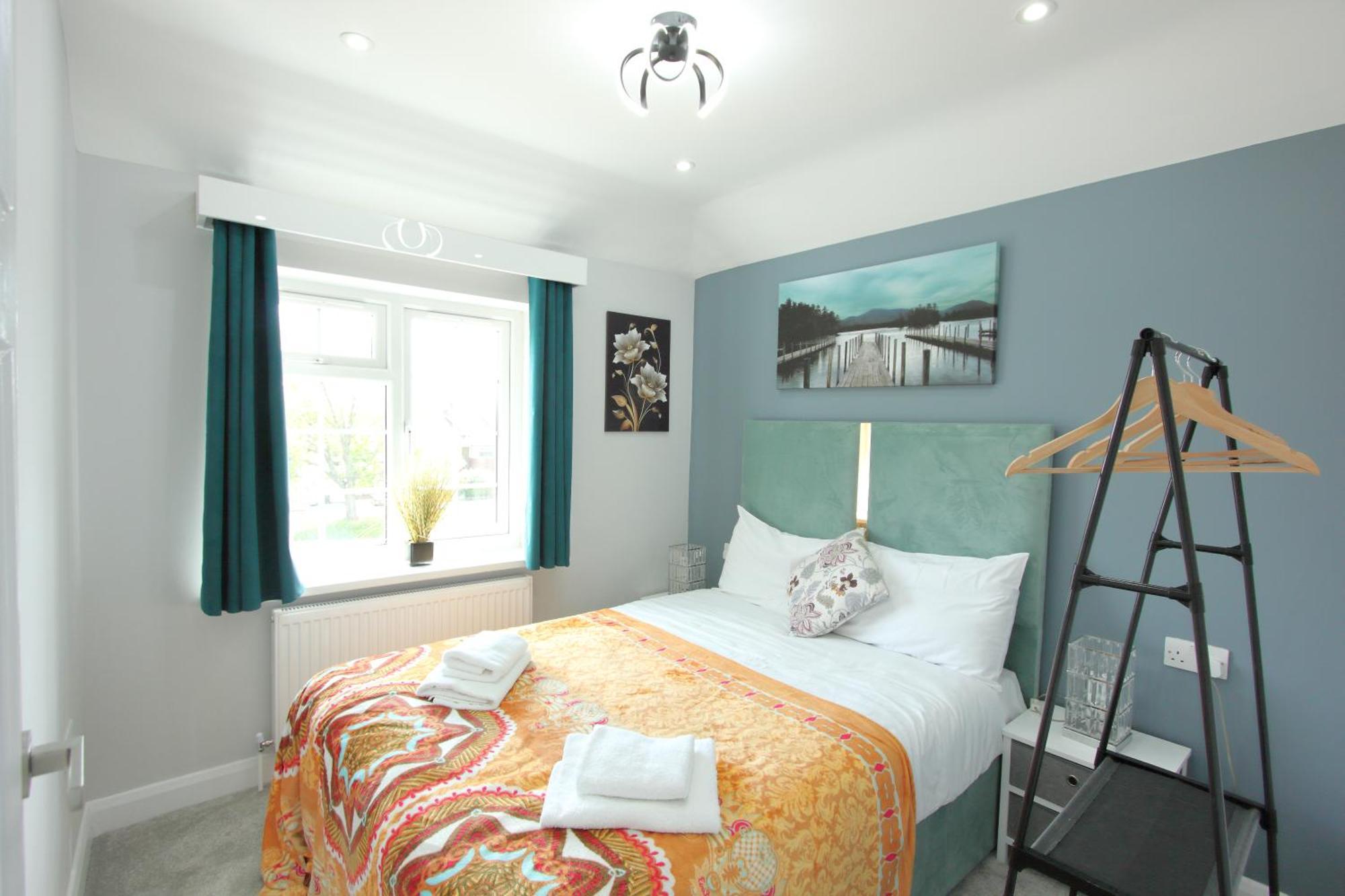 Holiday home Deluxe 3 Bedroom 2 Bath House &parking By Cozynest Reading