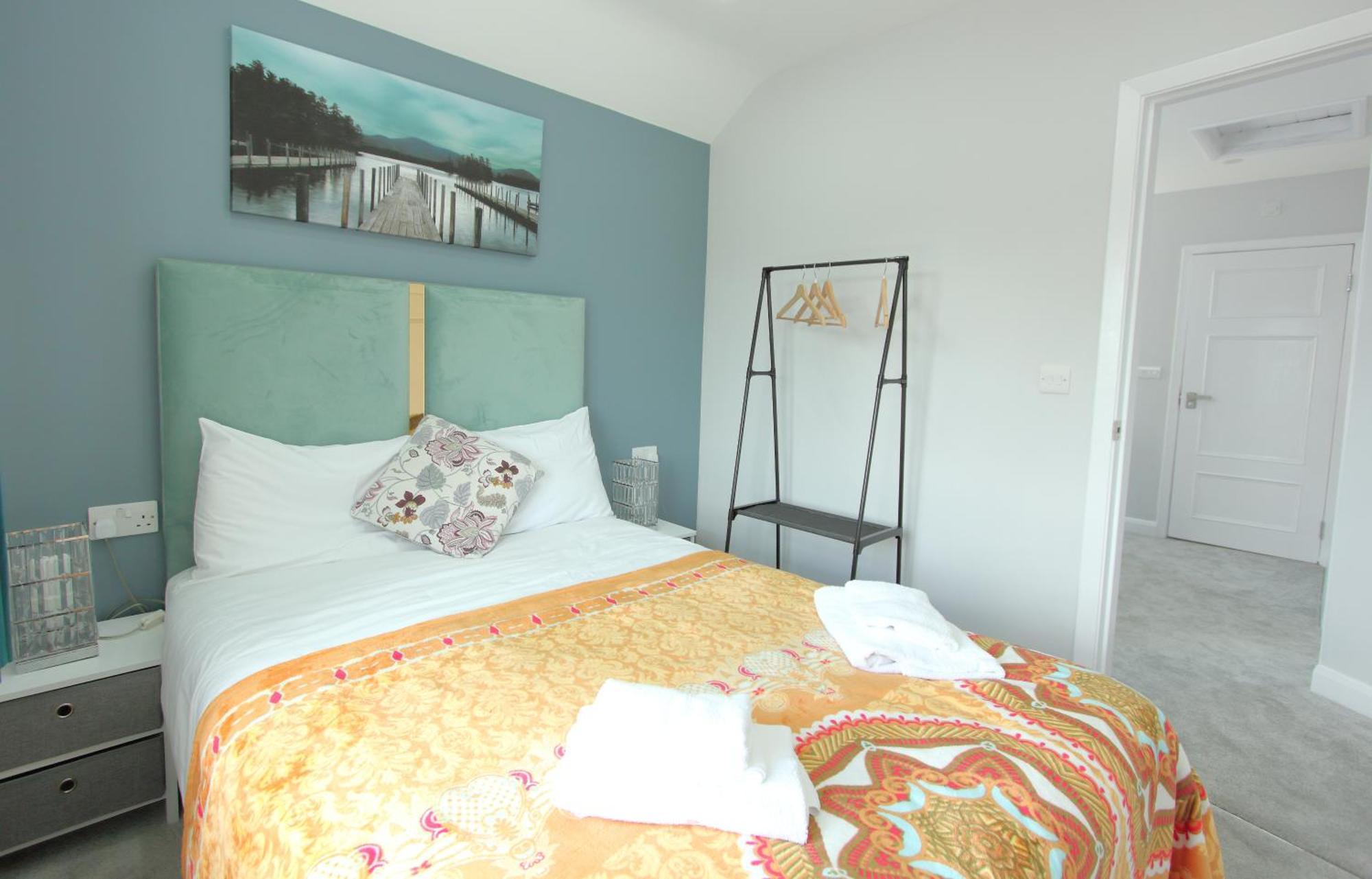 Deluxe 3 Bedroom 2 Bath House &parking By Cozynest Reading