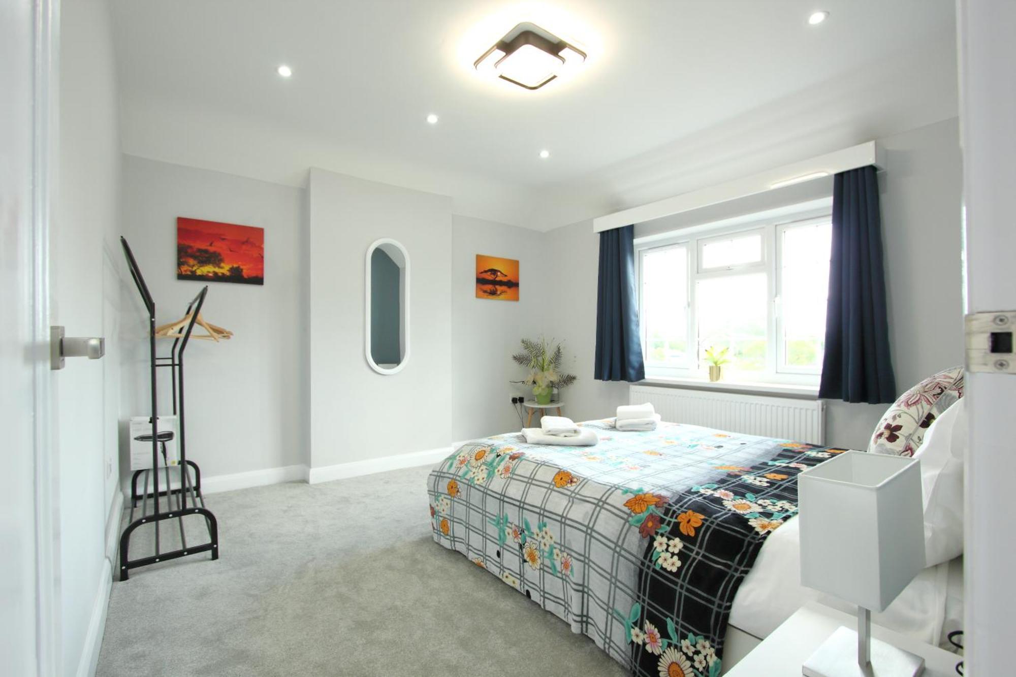 Deluxe 3 Bedroom 2 Bath House &parking By Cozynest